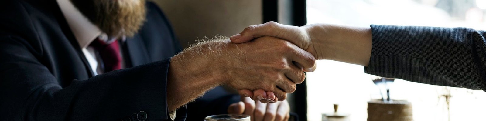 Handschlag zwischen Businesspartnern bei einem Geschäftstreffen.